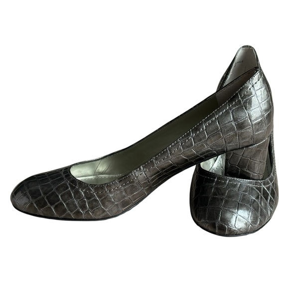 Anne Klein size 7.5 Croc-Embossed Women's Pumps Gray - Picture 3 of 8